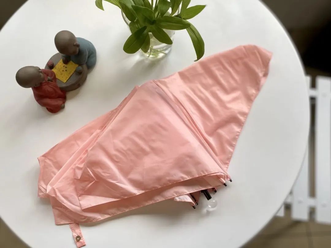 绍兴外贸企业库存2万多把“羽毛伞”,重量比两只口红还轻,在日本卖得很火,今起以三折的价格试水国内市场