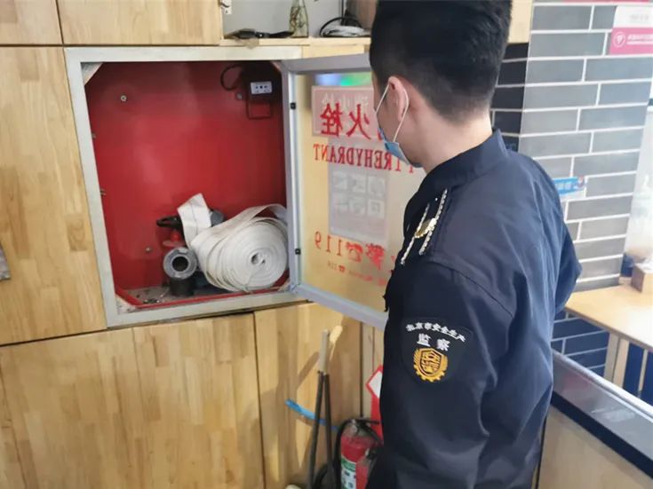 数百名志愿者齐上阵奋战48小时,志愿者筑牢疫情堡墙