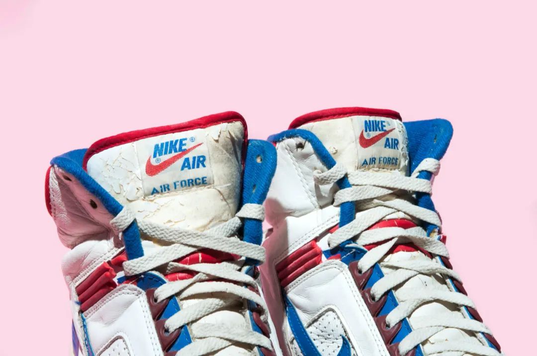 乔丹体育一双鞋大约多少钱,乔丹一双参赛球鞋拍卖出147美万元