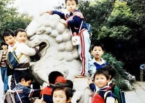 这张照片值钱了！谁都见过！赶紧回家翻