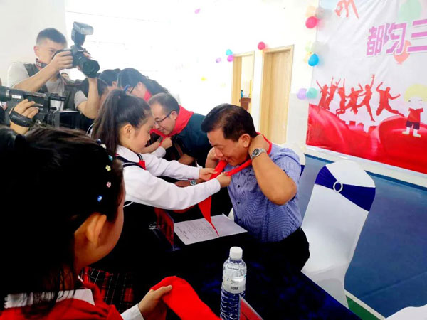 “六一”儿童节，市委书记王建忠与孩子们跳起了民族舞