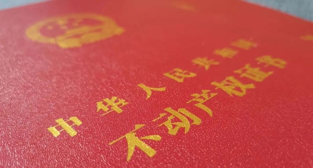 为抢黄金地段一套房，男子带着老婆赶来杭州！付完121万后，彻底傻眼……