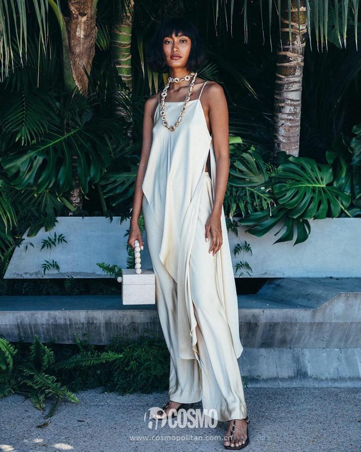 杨采钰度假拎的独家小众包,我可以