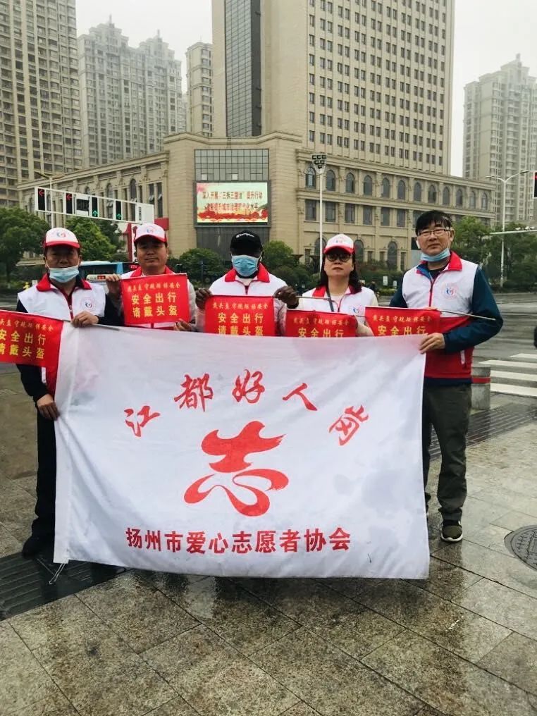 啥情况?江都街头有个黑人小哥,穿着红白相间的马甲,举起小红旗