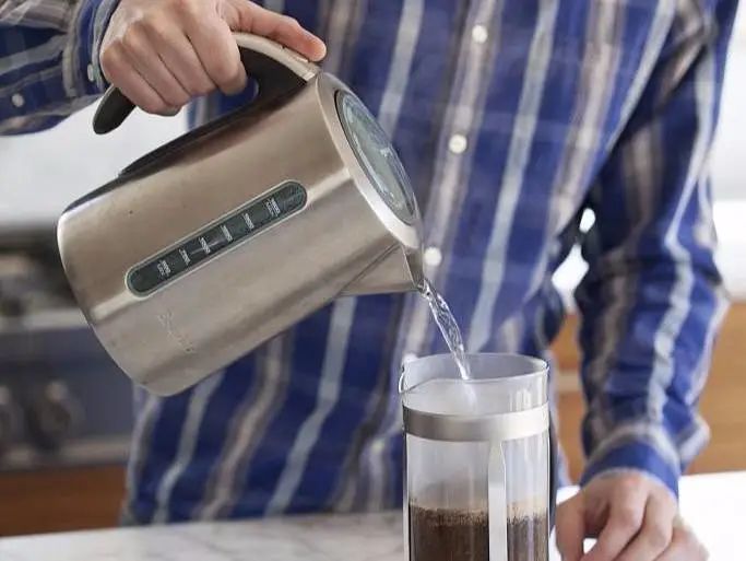 热水壶里的水渍怎么清理,热水壶有水垢可以喝么