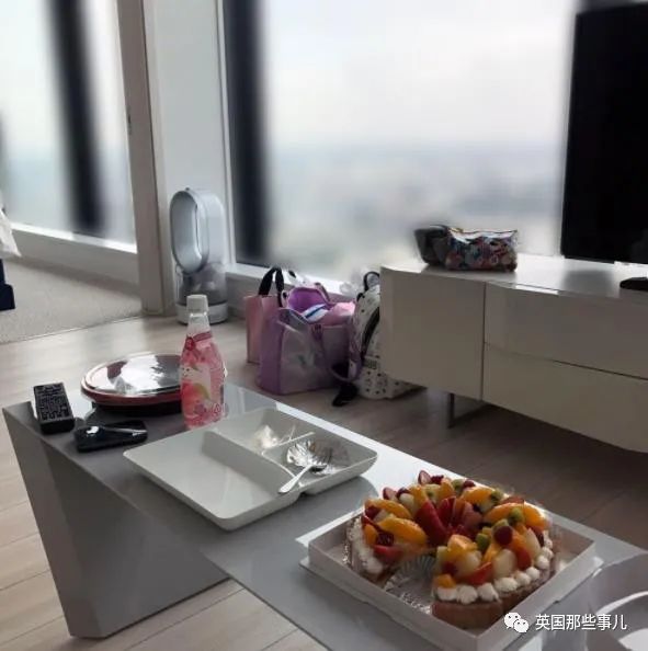 20多岁男爱豆遭47岁已婚男董事*规则潜**整整一年？又被文春锤死了