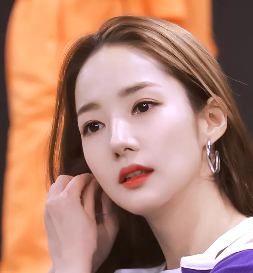 pony使用的底妆,pony化妆从洗脸开始