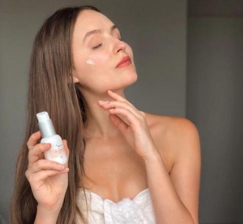 pony使用的底妆,pony化妆从洗脸开始