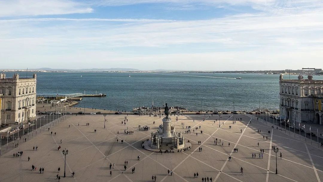 走过这些广场，心中便有“天下”