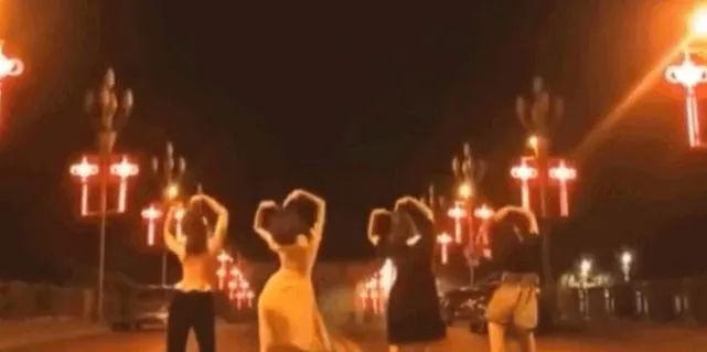 女子街头跟两名外国人热舞,几名女子街头跳舞