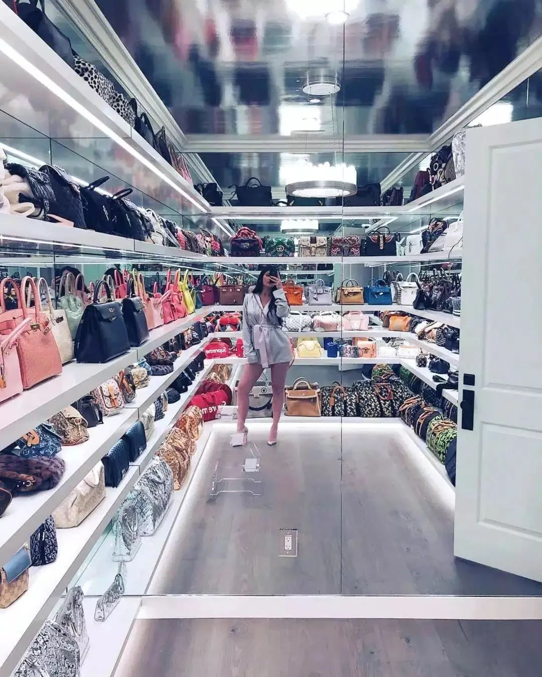 1.7亿买豪宅只为放球鞋？她说：老娘买鞋的快乐只有3秒