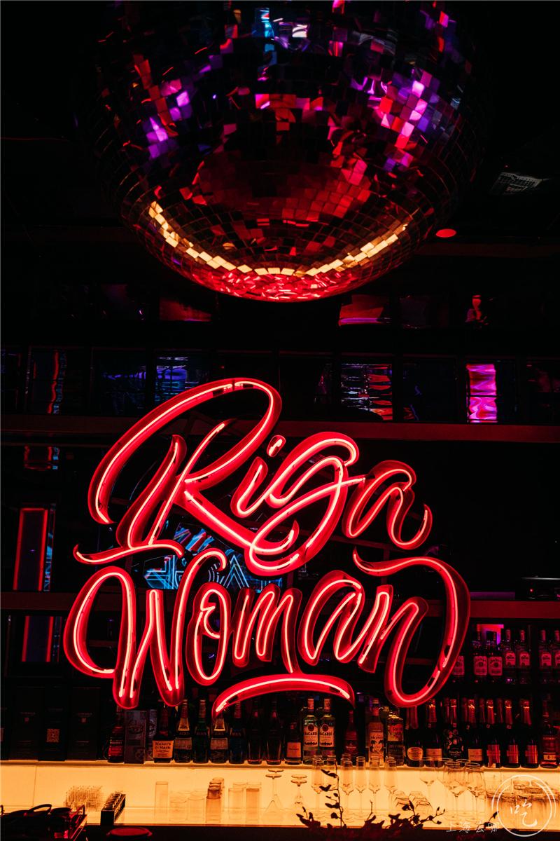 太刚了！这店居然敢开在「中国第一夜店」楼下...