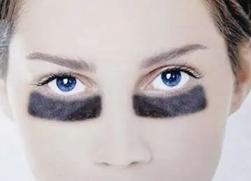 两边黑眼圈程度不一样,黑眼圈的秘密暴露了一个真相