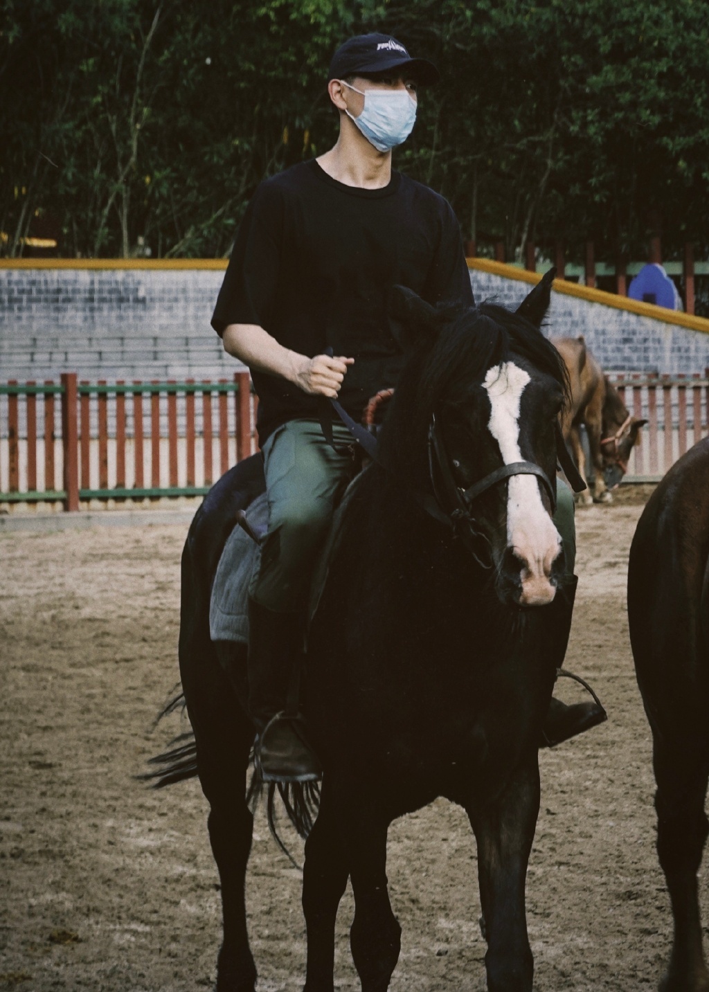 谁家策马少年郎，男星超飒骑马照，你觉得谁是你的白马王子