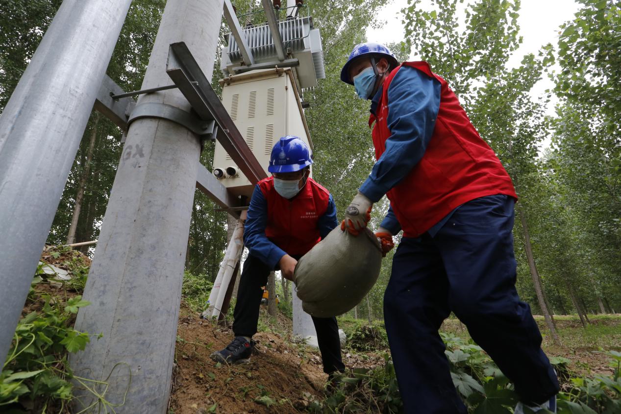 国网应急抢修两支队伍,供电人员紧急抢修