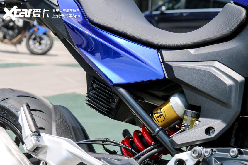 宝马f900r旅行版和运动版怎么选,新款宝马大小眼街车