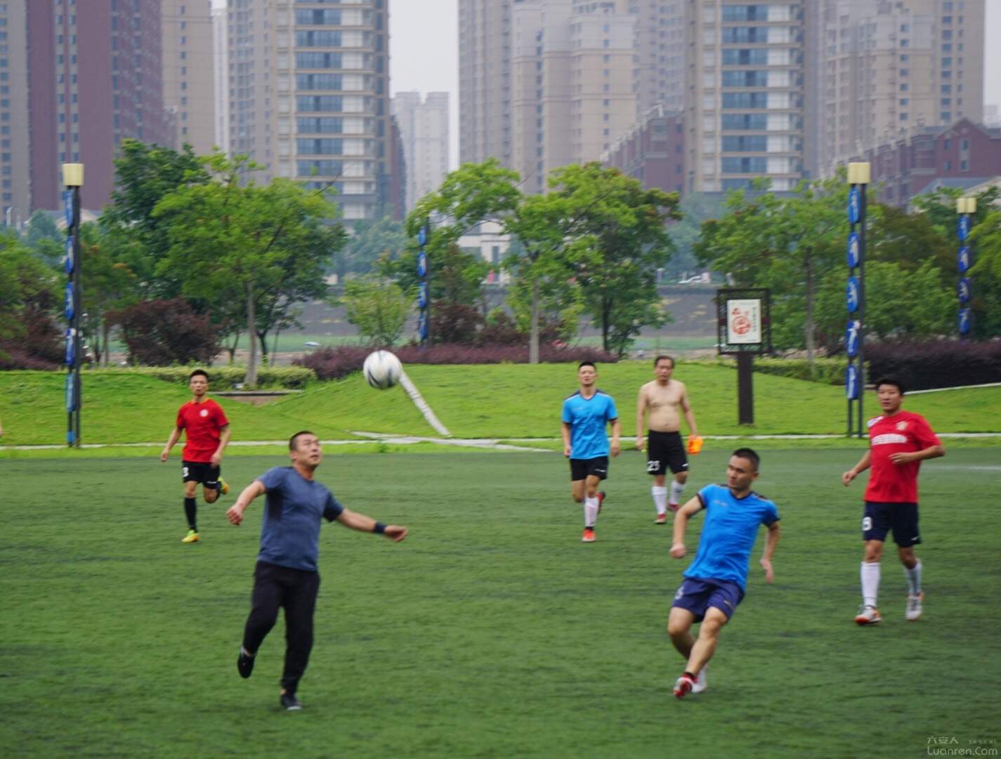 雨中足球,雨中足球图
