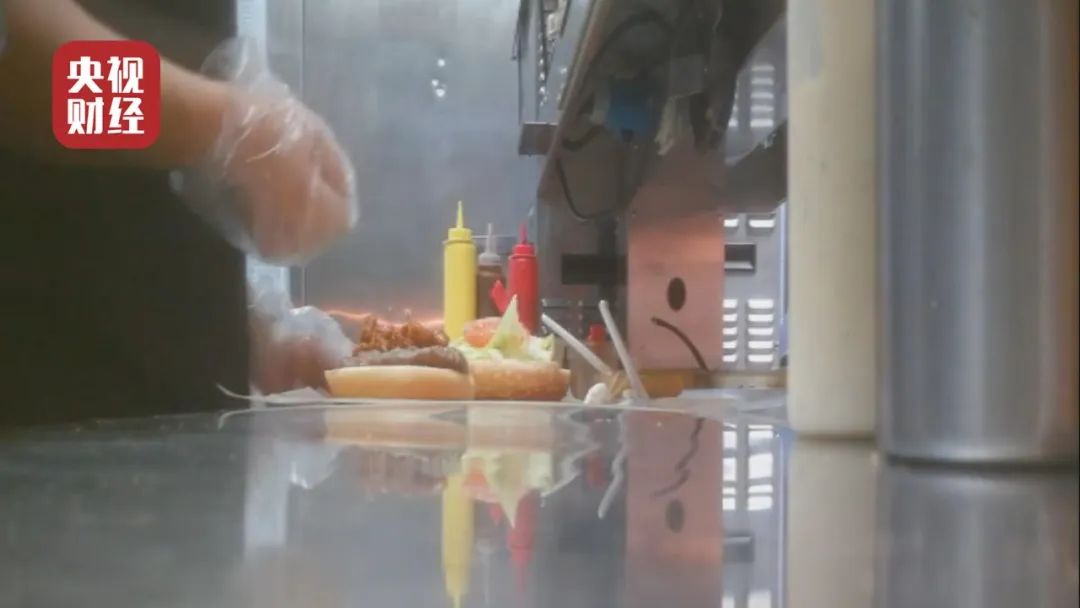 过期面包做汉堡、养海参放敌敌畏、旧袜子做毛巾……“3·15”曝光了这些企业