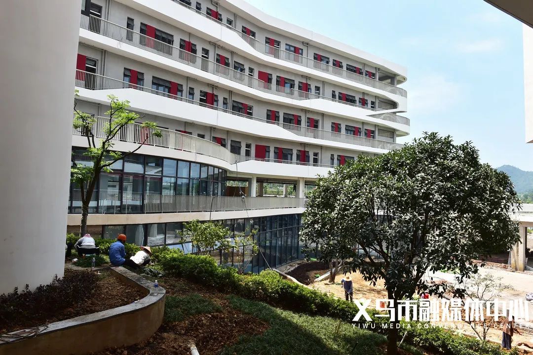 在义乌，教育不能说没有钱、没有地、没有时间研究……