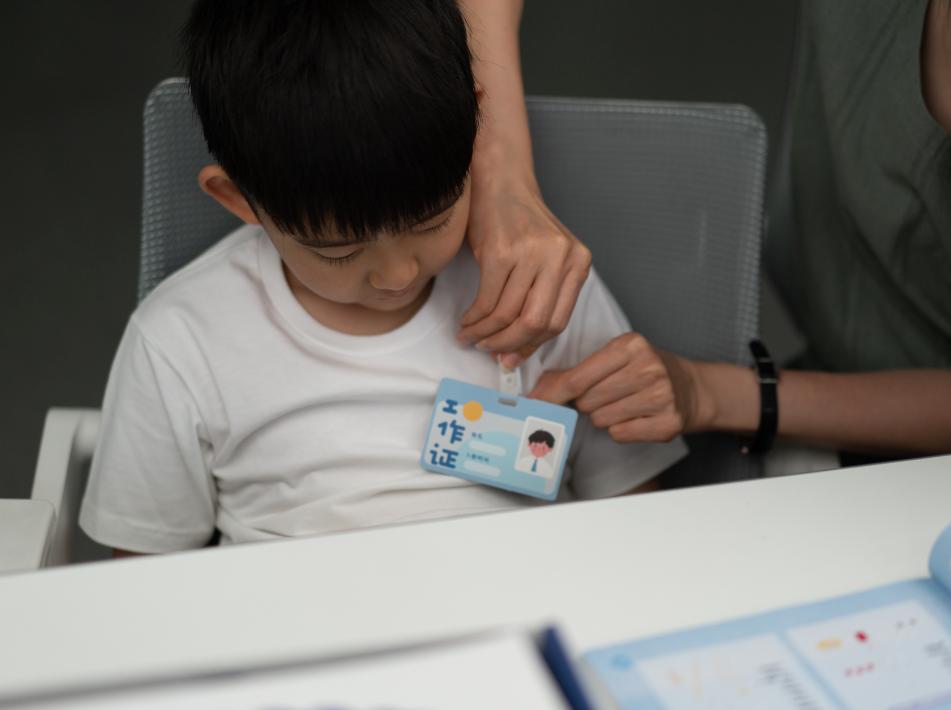 自从入了这个盒子，娃就沉迷于当医生、做手术，完全不理我