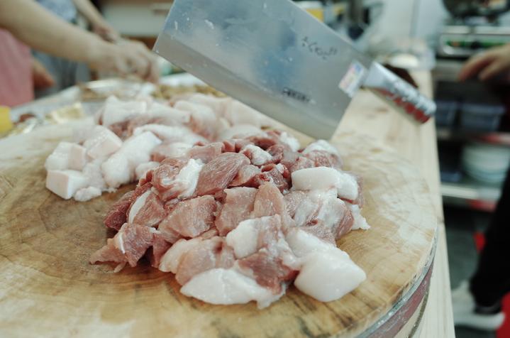 一天只卖一头猪卖完就下班,一天只卖一头猪