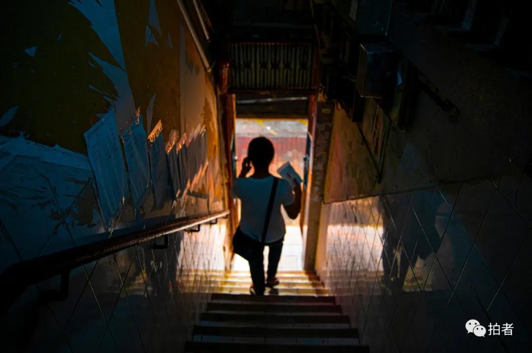 香港单亲妈妈住8平方劏房,香港深水埗劏房单亲妈妈