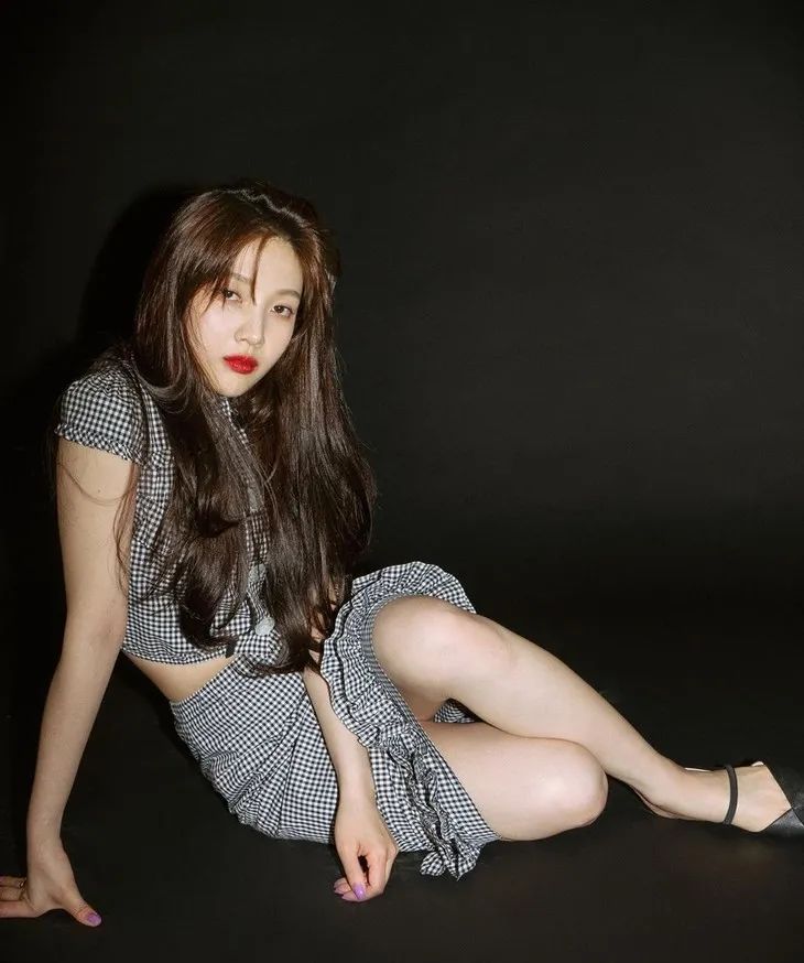 jennie黑色短裙舞台造型,jennie舞台短裙转圈