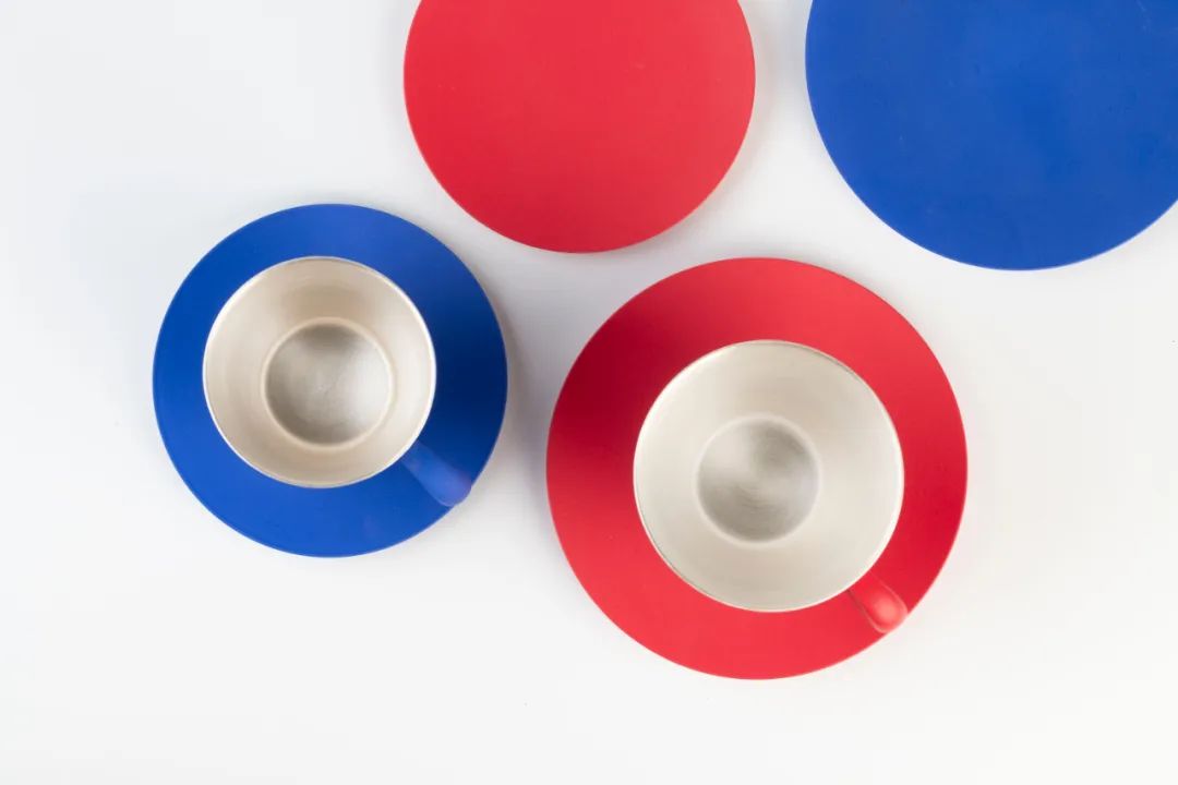 把故宫红、青花蓝捧在手心，以“银杯”畅饮