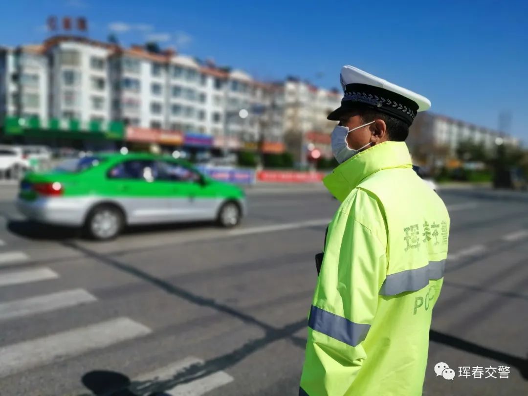 最美交警的温暖瞬间,致敬最美交警风雨中的坚守