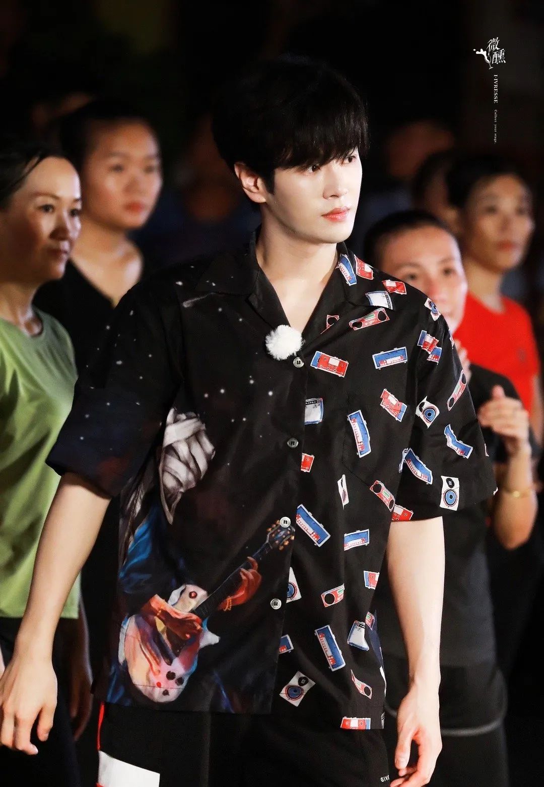 冲浪馆坐风破浪,海上冲浪坐风破浪