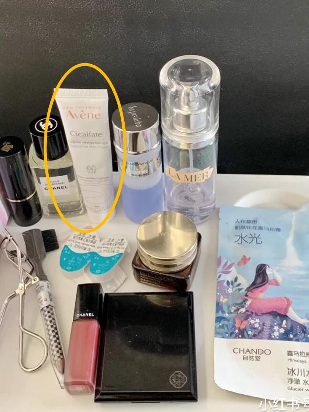 大家都在追《三十而已》，我却偷偷看了看她的化妆台