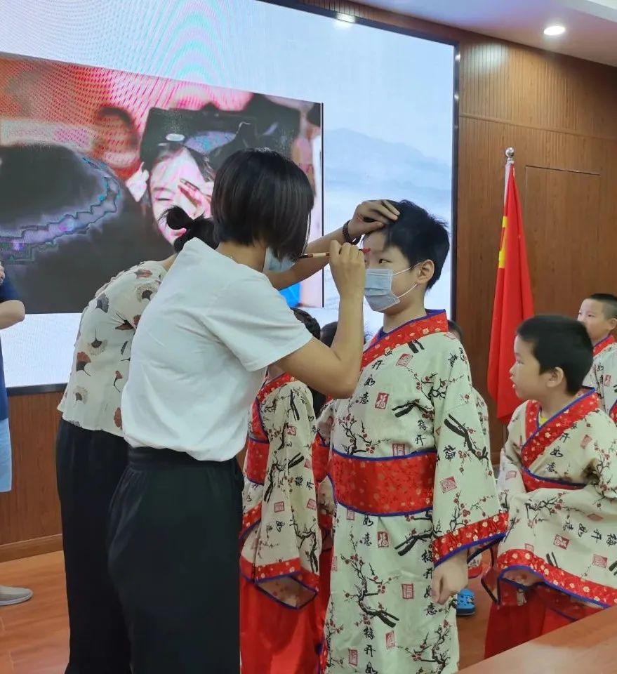 “正衣冠”“朱砂启智”“击鼓鸣志”“人字开笔”……松江小囡这样写好人生第一笔