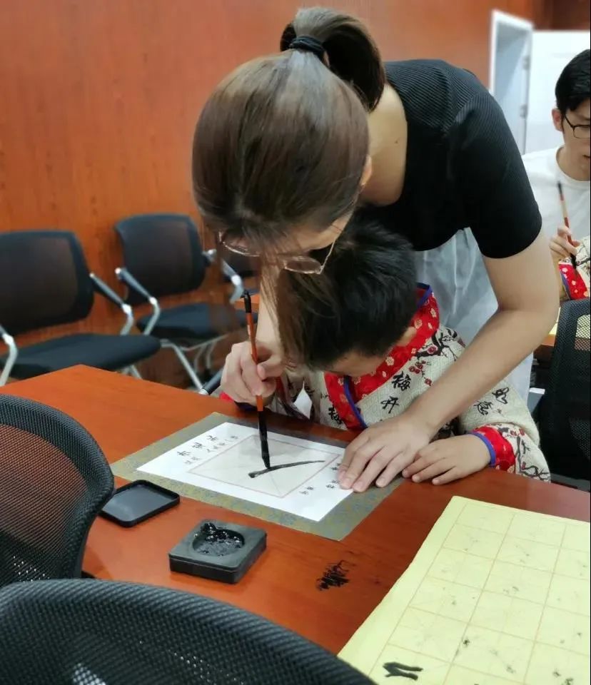 “正衣冠”“朱砂启智”“击鼓鸣志”“人字开笔”……松江小囡这样写好人生第一笔