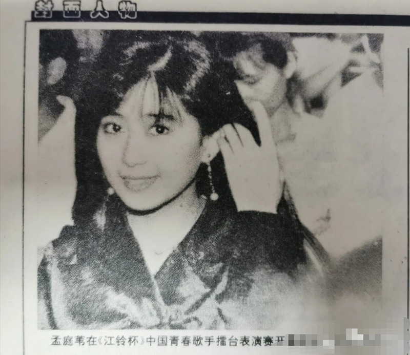 51岁孟庭苇罕见晒旧照，30年一直冻龄如少女，意外撞脸周慧敏