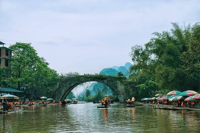 一叶轻舟过烟雨漓江全文,游览阳朔漓江诗词