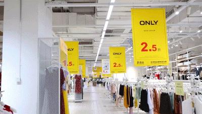 上海荟品仓阿迪达斯男款跑鞋,荟品仓城市奥莱青浦店nike