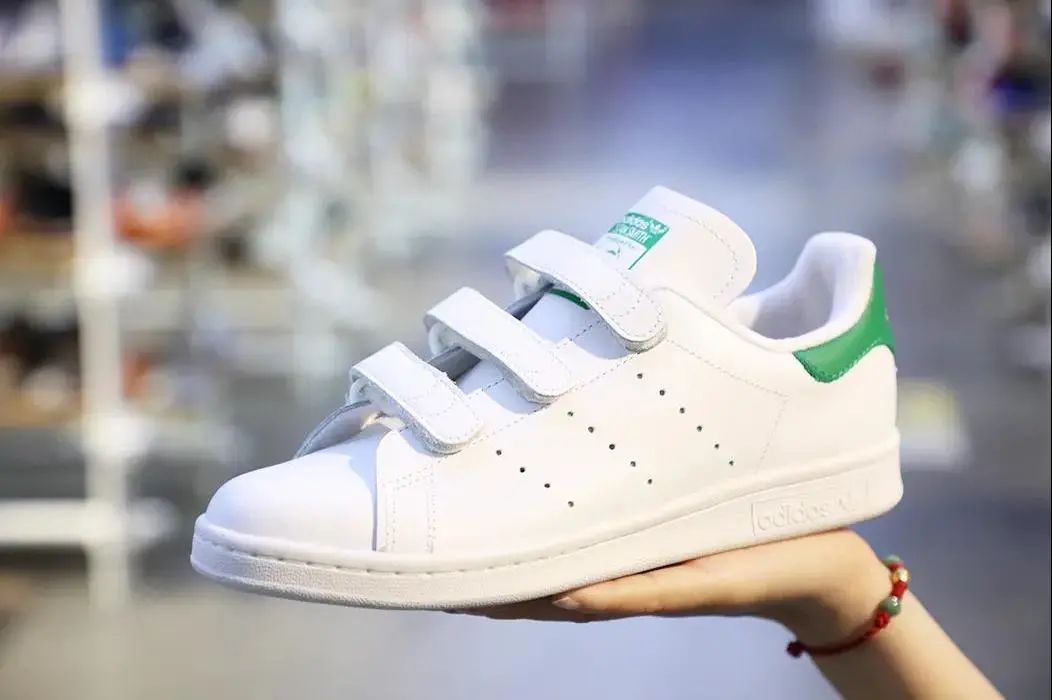 上海荟品仓阿迪达斯男款跑鞋,荟品仓城市奥莱青浦店nike