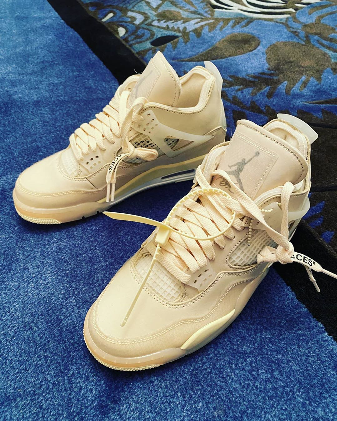 200824鹿晗深夜微博IG双更新晒表晒鞋晒手办的快乐生活日常