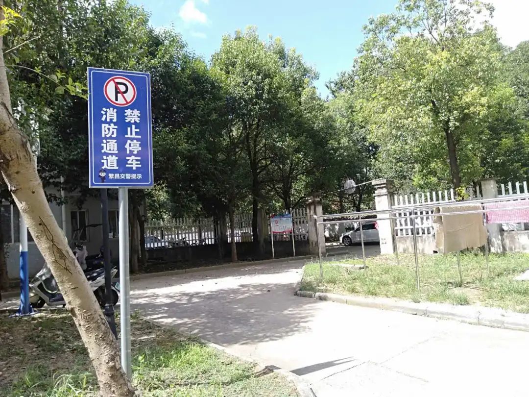 请记住:1辆消防车的宽度=2辆轿车的宽度!