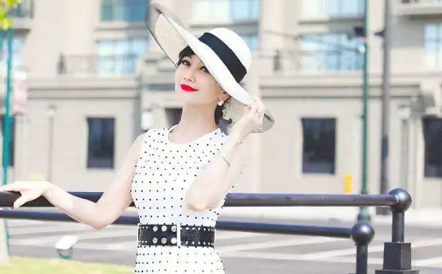 驼背平时自己注意可以改善吗,驼背如何矫正自己的气质