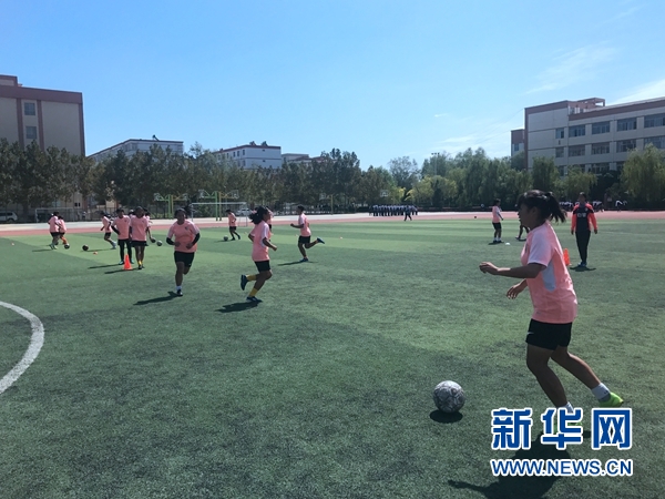 足球帮助小男孩圆梦,足球女孩为圆梦女扮男装