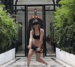 刘璇挑战绸吊劈叉翻转,刘璇平衡木劈叉正面照片