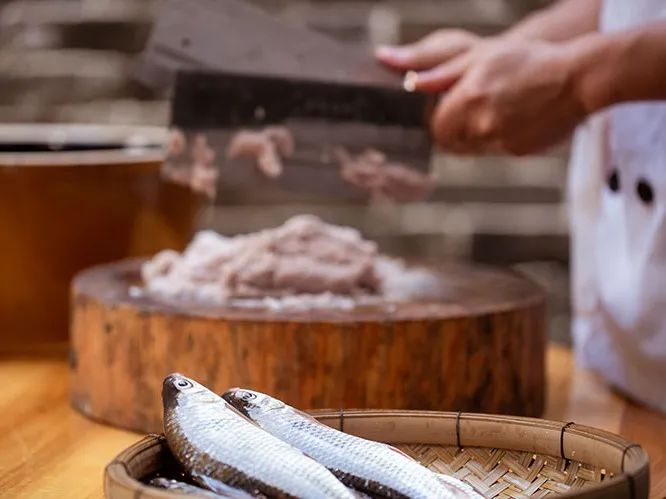 罗定这种鱼腐,入口甘香酥脆,松软而略带韧性