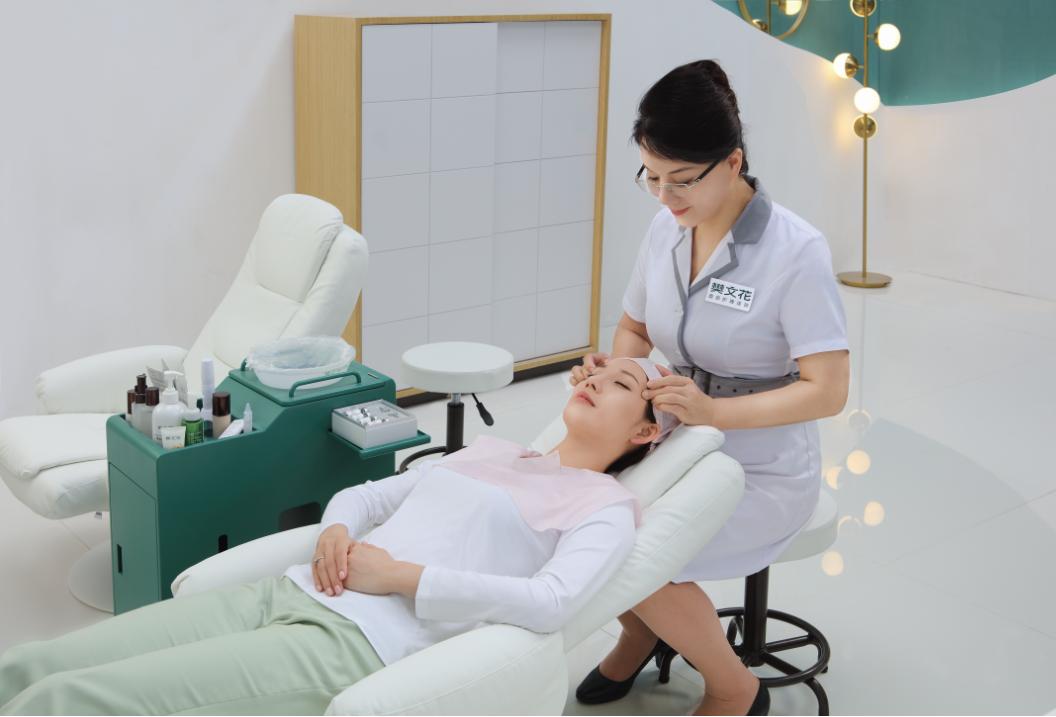 【全国4000店通用｜樊文花丨38元享门市价388元套餐，AI专业肌肤检测+面部深度清洁+面部拨筋+基础补水。卢氏有店