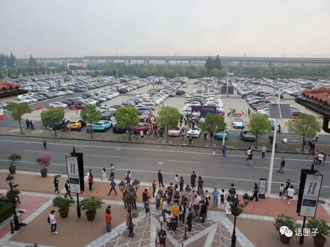 南京路步行街“百世新”组合出道,佛罗伦萨小镇五城联动,买买买不停