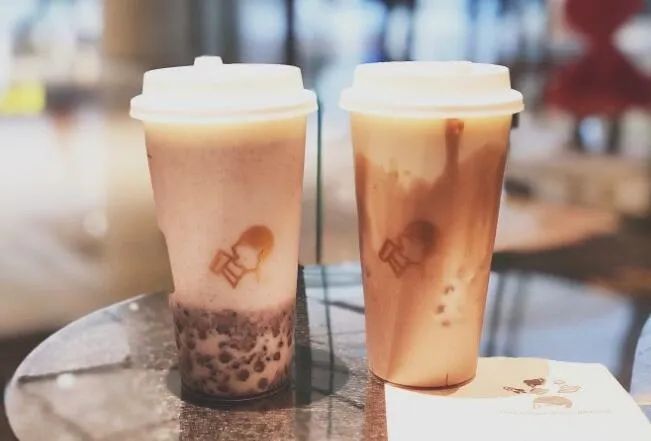 入秋第一杯52块钱的奶茶,奶茶刷爆朋友圈的秋天的第一杯