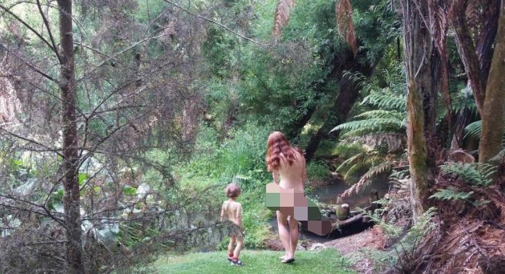 五个大人当着孩子全裸,竟是为了教育!这档奇葩儿童节目让网友吵翻了天….