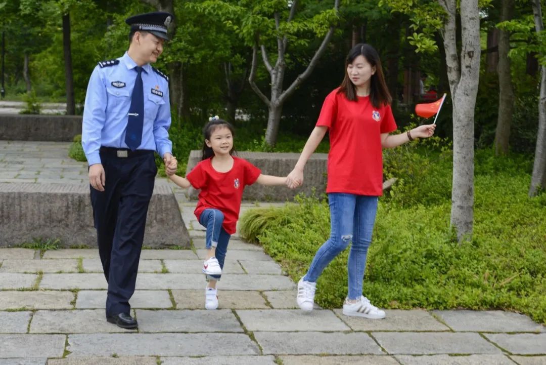 国庆我在岗向国庆献礼,中秋国庆双节我在岗文案