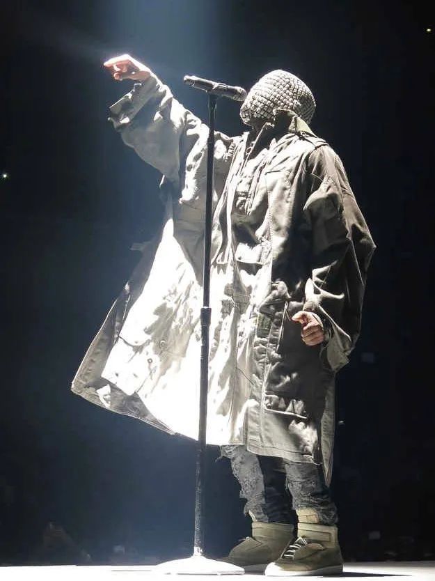 连吴赫都偏爱的「面具」,原来早就成为时装秀场的常客