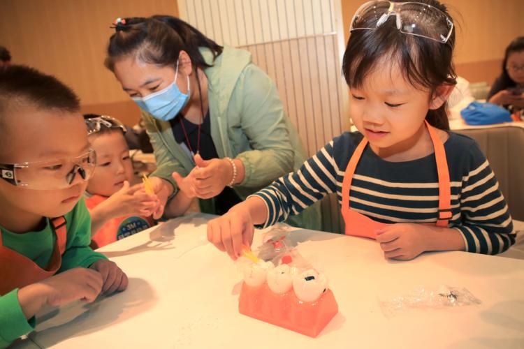 来“社区之家“的”科学总动员“公益课堂争做“小小科学家“！在家门口即可感受科学之美